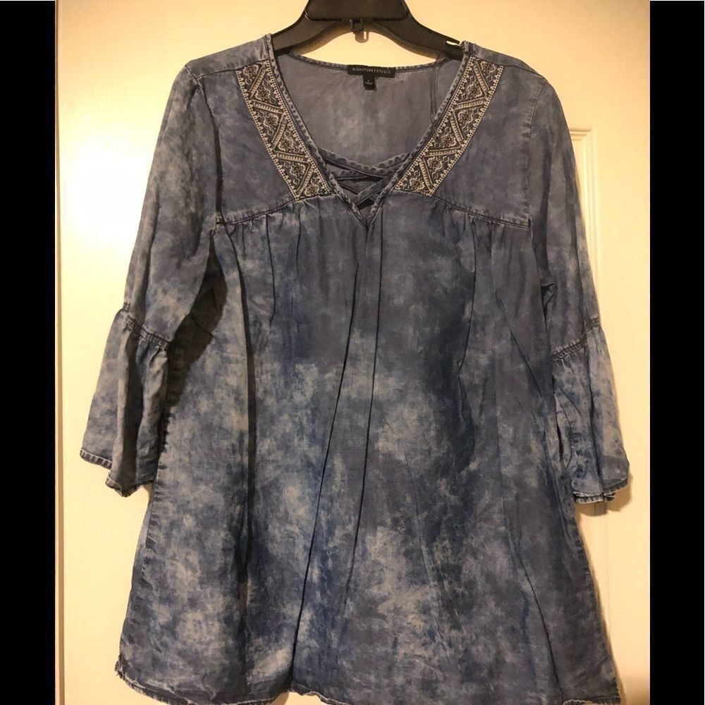 Signature studio acid washed embroidered bell sleeve blouse sz large